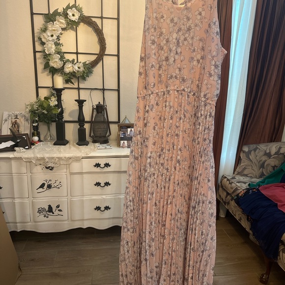 Pink with light grey /white florals, pleated, maxi dress. never worn - Picture 6 of 6